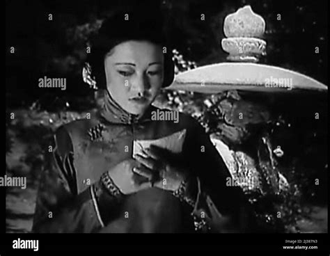 “The Toll of the Sea” นำแสดงโดย Anna May Wong: ความรักข้ามเผ่าพันธุ์และความงามอันวิจิตรของภาพยนตร์ห่างไกล